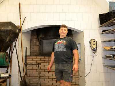 �Viene cucinato in un forno in pietra alimentato da legna arricchita da bucce di mandorle�, ci spiega il 50enne signor Giuseppe Ambrosio, che possiede un forno storico in via della Stazione 